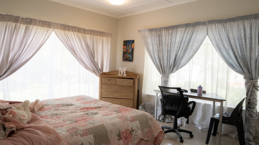  Bedroom Property for Sale in Flamwood North West